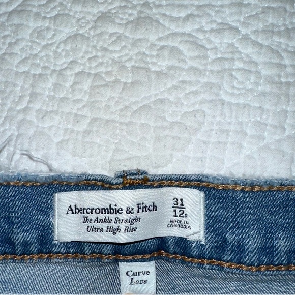 Abercrombie & Fitch Curve Love Ultra High Rise Straight Ankle Jeans - Picture 3 of 3